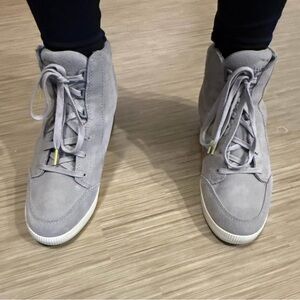 Women’s sorrel out and about wedge boot size 9